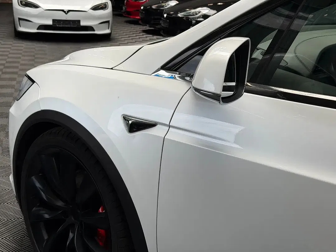 Tesla Model X - Thumbnail 15