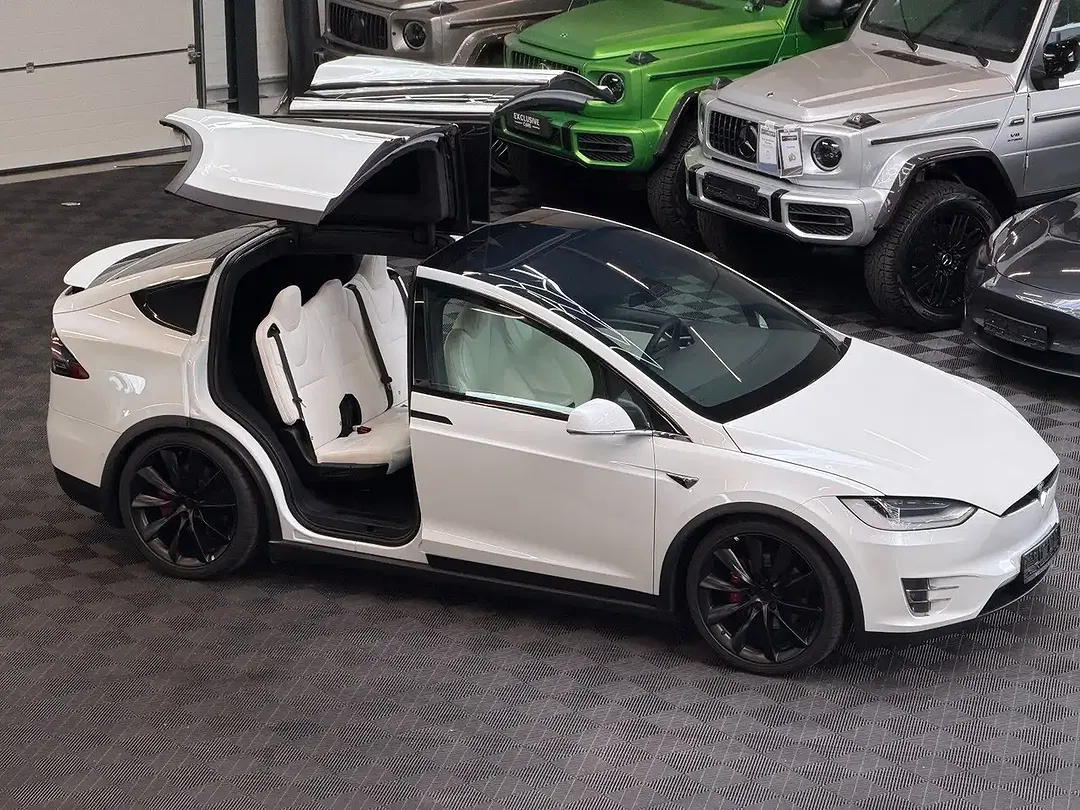 Tesla Model X - Thumbnail 2