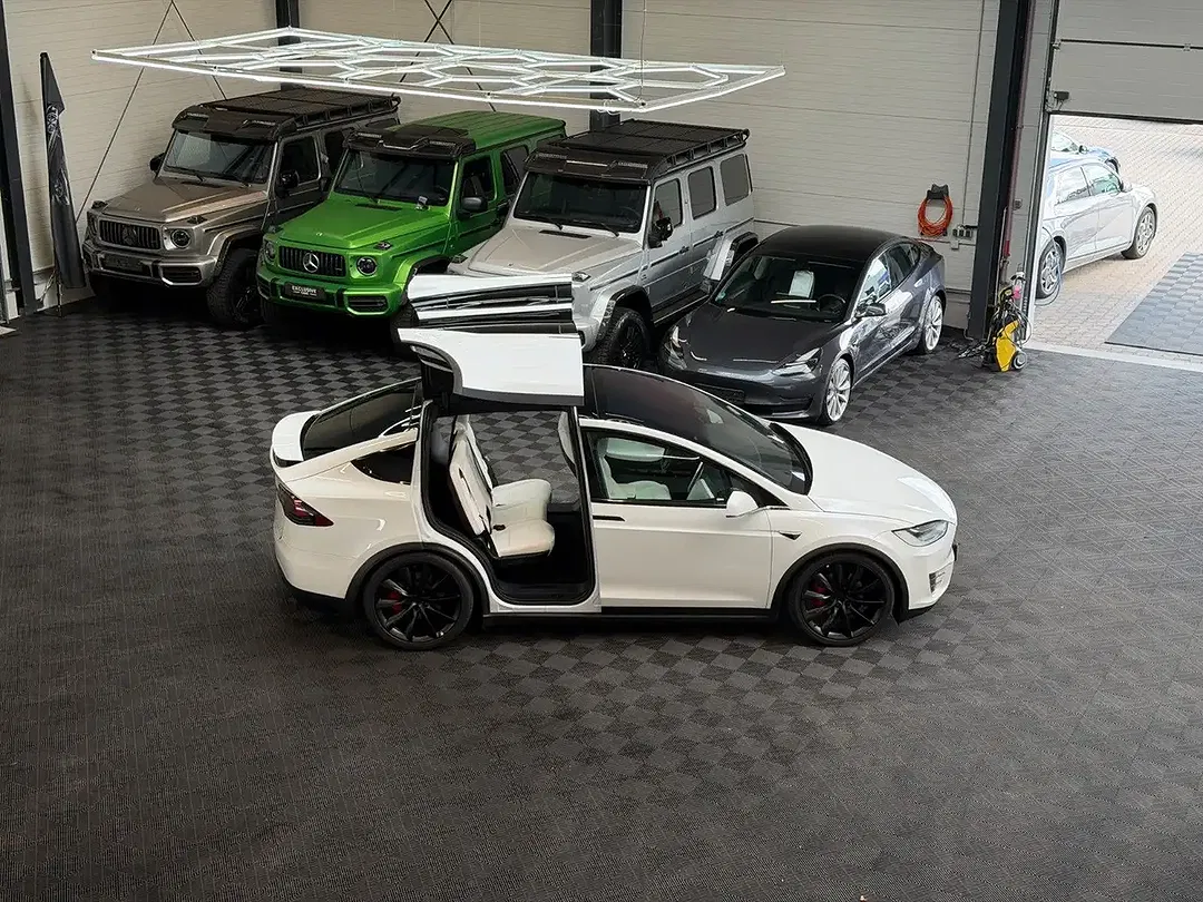 Tesla Model X - Thumbnail 3