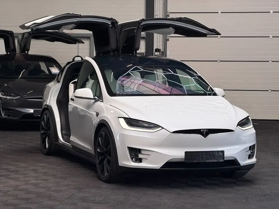 Tesla Model X - Thumbnail 4