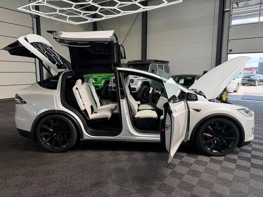 Tesla Model X - Thumbnail 5