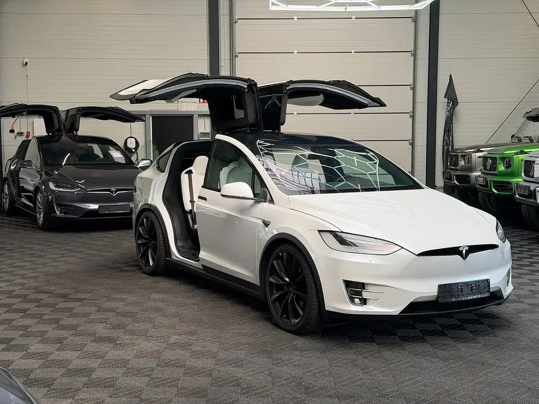 Tesla Model X - Thumbnail 6