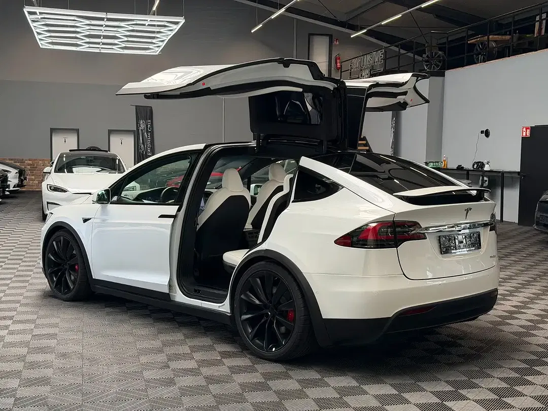 Tesla Model X - Thumbnail 7