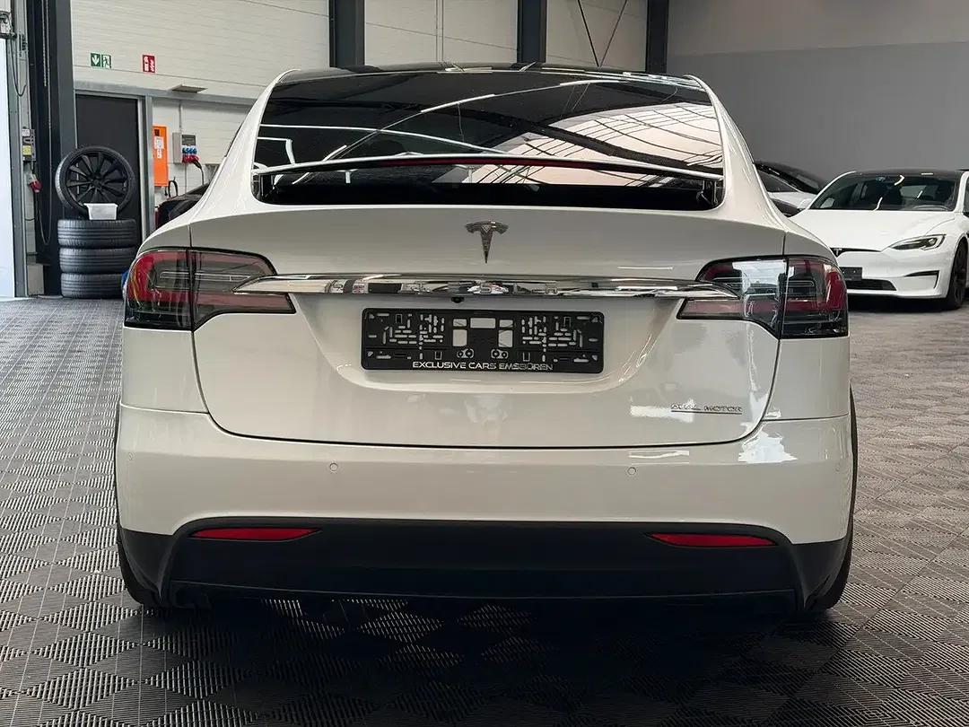 Tesla Model X - Thumbnail 8