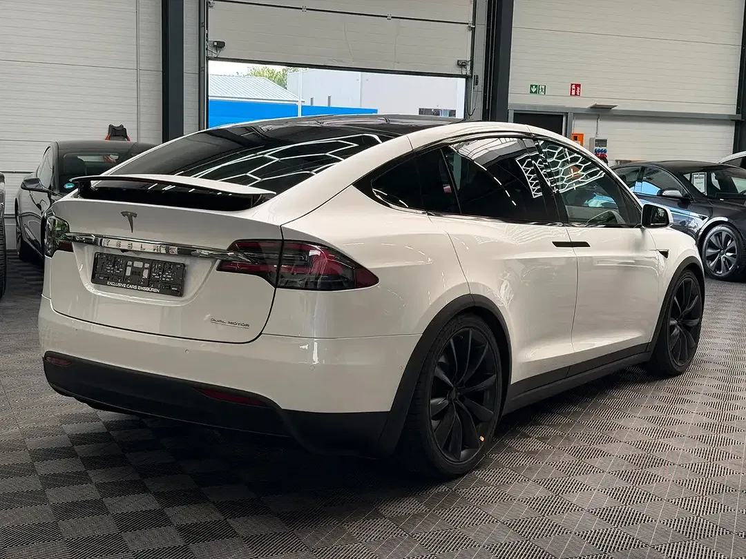 Tesla Model X - Thumbnail 9