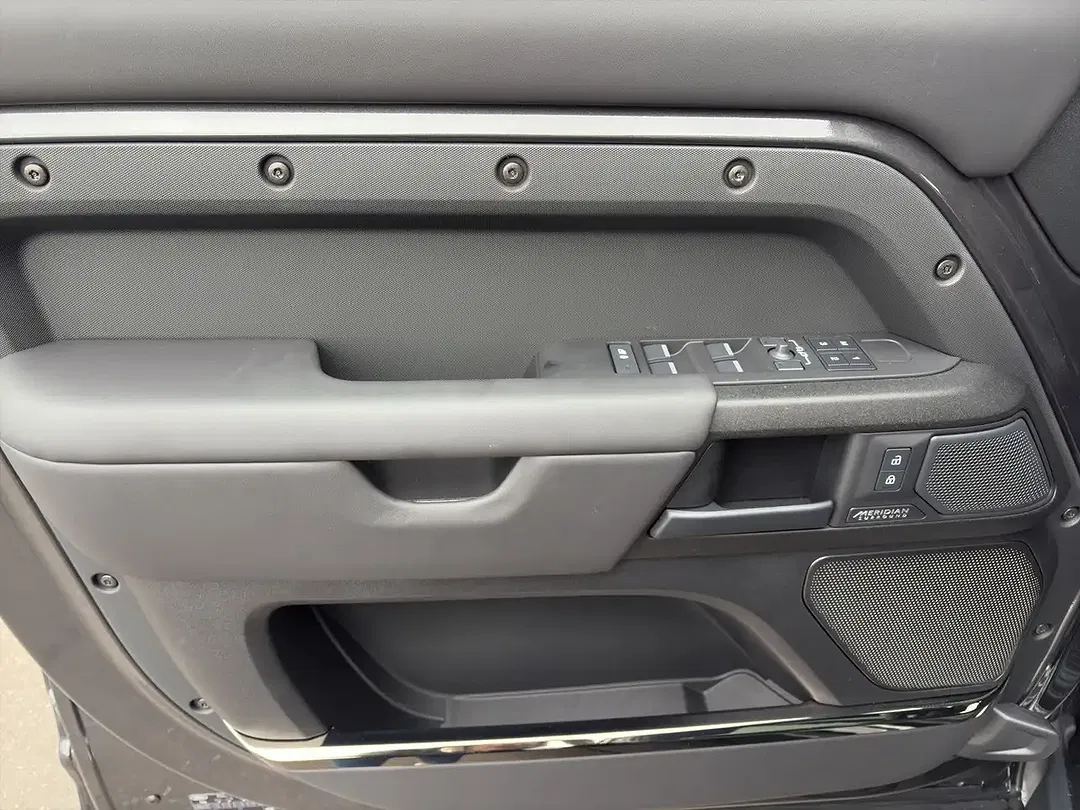 Land Rover Defender - Thumbnail 12