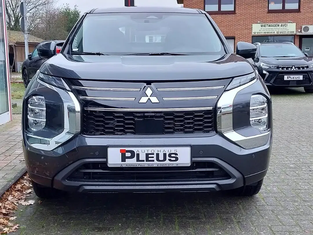 Mitsubishi Outlander - Thumbnail 3