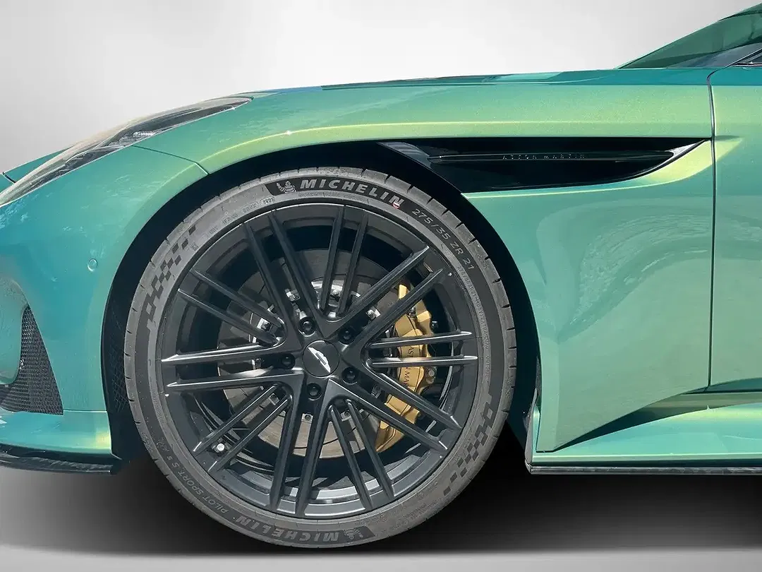 Aston Martin DB12 - Thumbnail 5