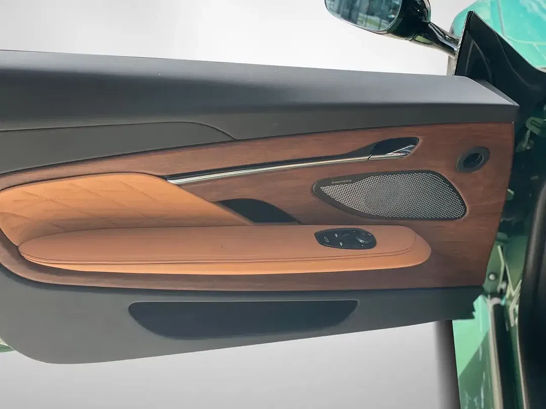 Aston Martin DB12 - Thumbnail 6
