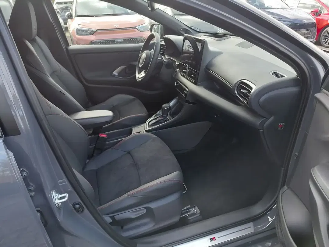 Toyota Yaris - Thumbnail 13