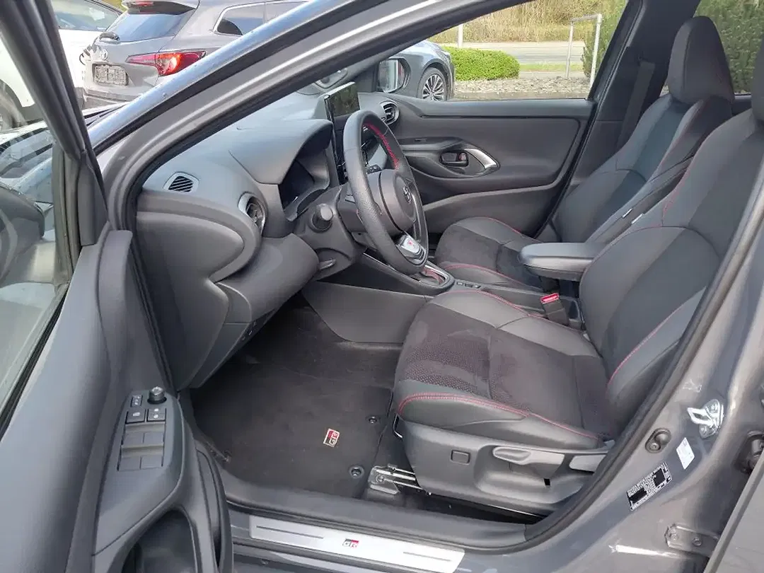 Toyota Yaris - Thumbnail 8