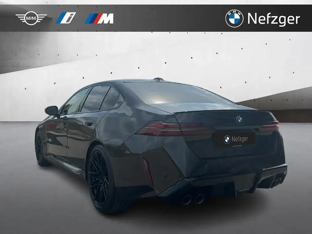 BMW M5 - Thumbnail 3