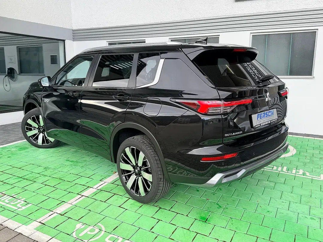 Mitsubishi Outlander - Thumbnail 2