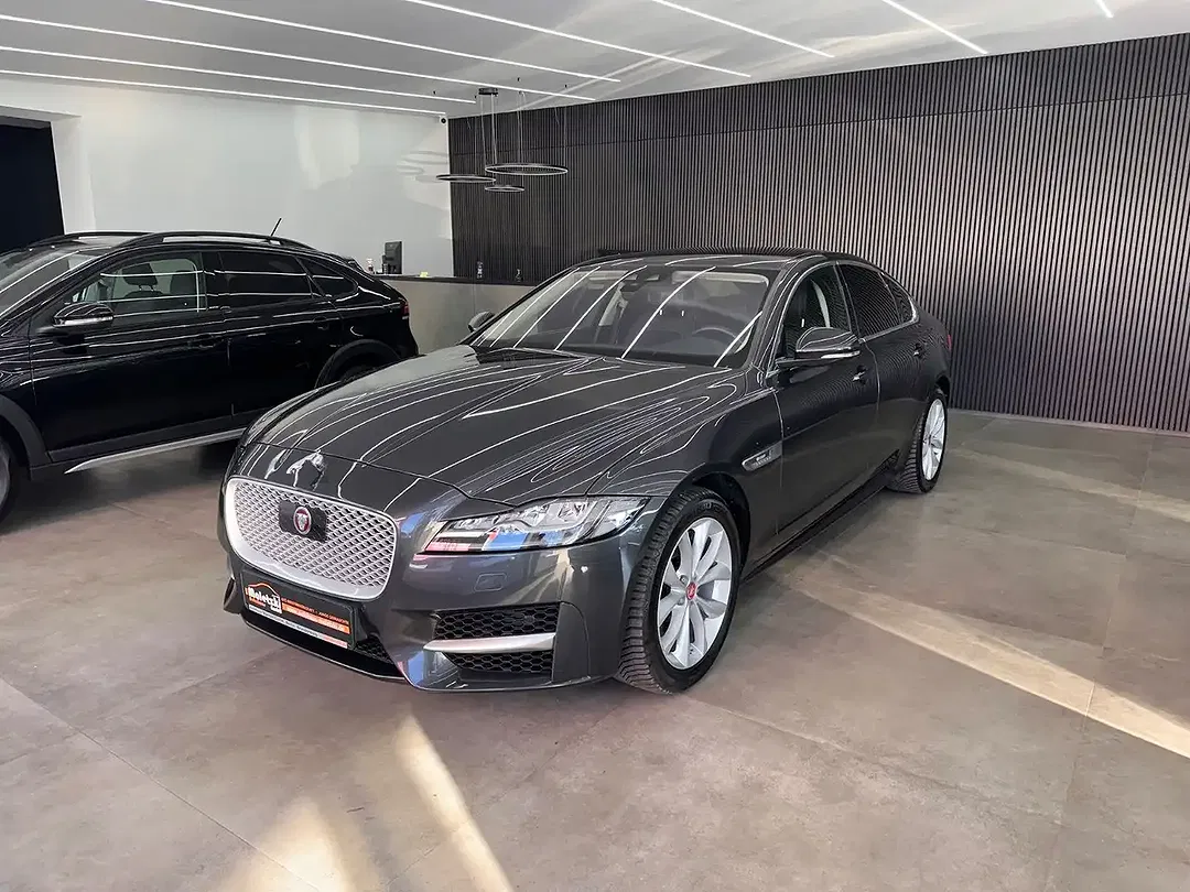 Jaguar XF - Thumbnail 3