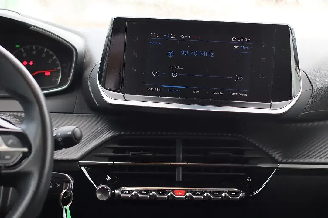 Peugeot 208 - Thumbnail 10
