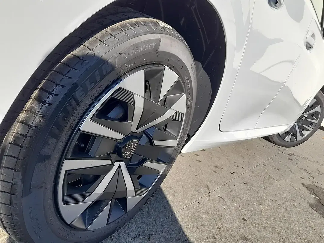 Peugeot 208 - Thumbnail 12