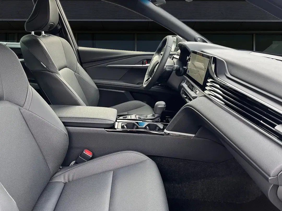 Toyota Camry - Thumbnail 11