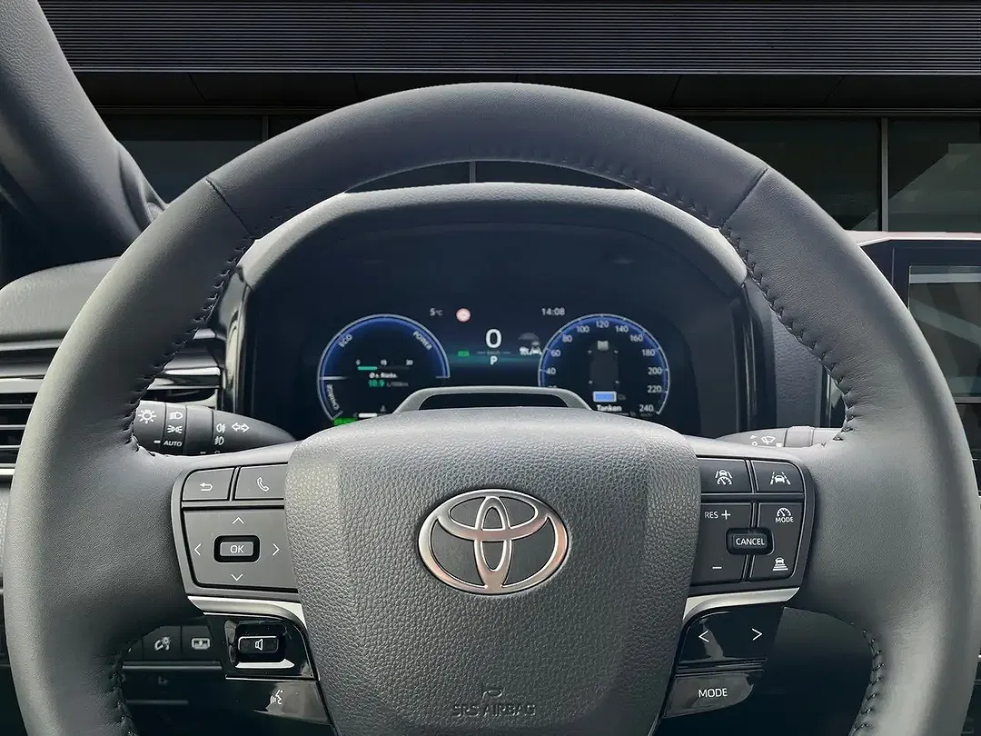 Toyota Camry - Thumbnail 16