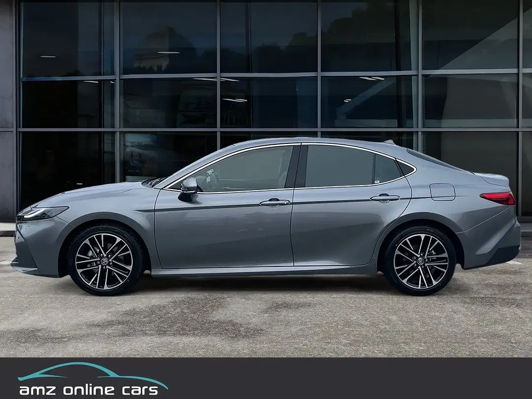 Toyota Camry - Thumbnail 2