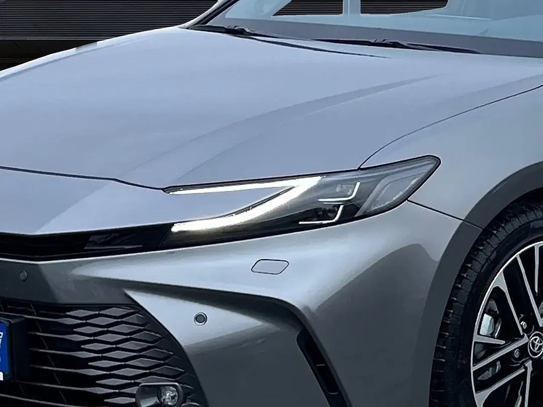 Toyota Camry - Thumbnail 25