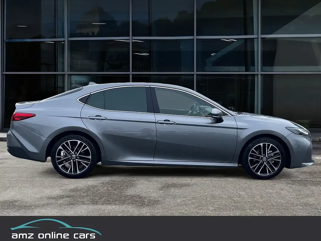 Toyota Camry - Thumbnail 3