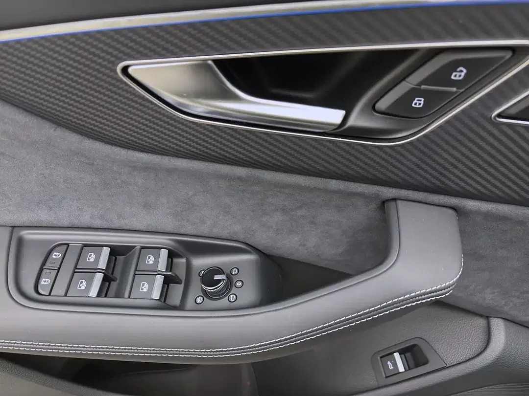 Audi Q7 - Thumbnail 11