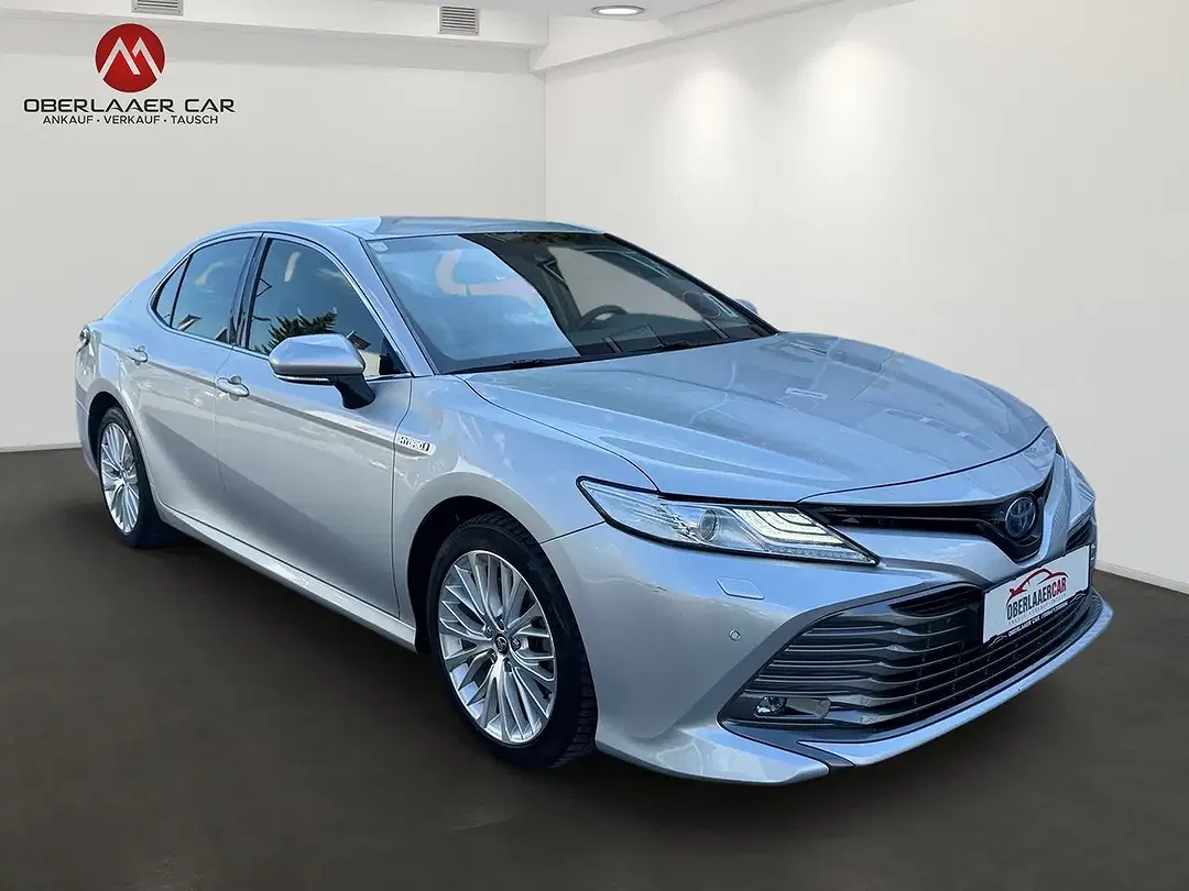 Toyota Camry - Thumbnail 2