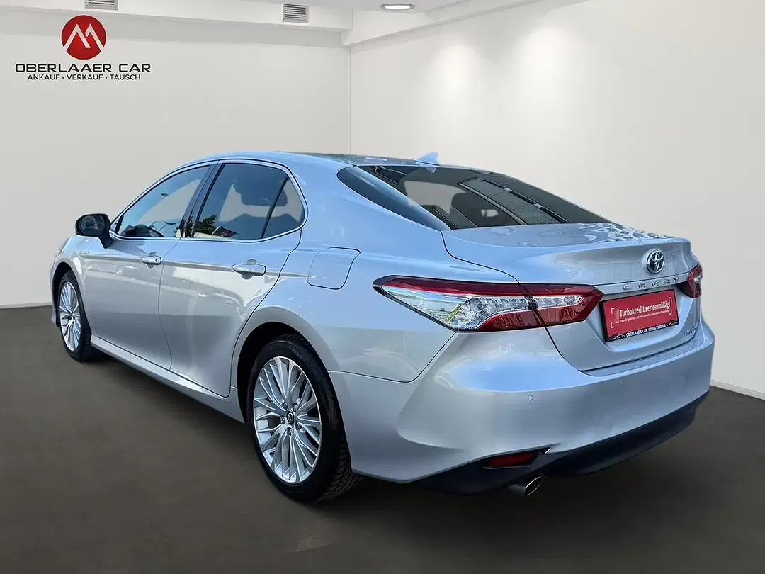 Toyota Camry - Thumbnail 3