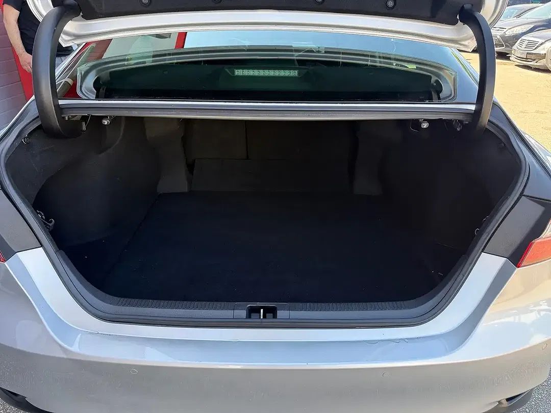 Toyota Camry - Thumbnail 5