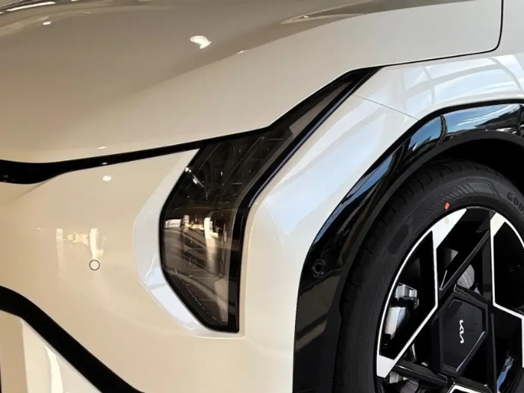 Kia EV4 - Thumbnail 5