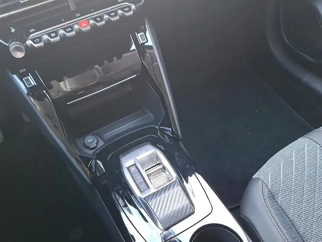 Peugeot 208 - Thumbnail 11