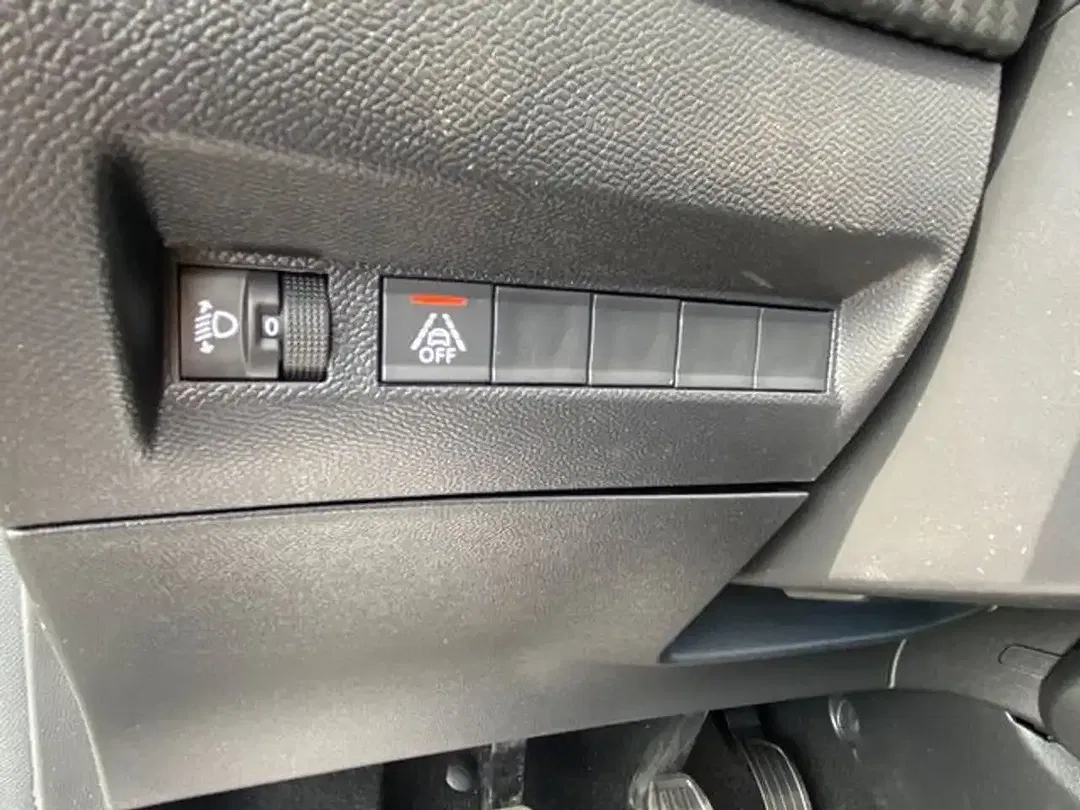 Peugeot 208 - Thumbnail 14