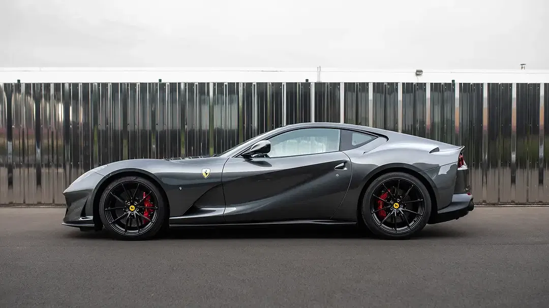 Ferrari 812 - Thumbnail 2