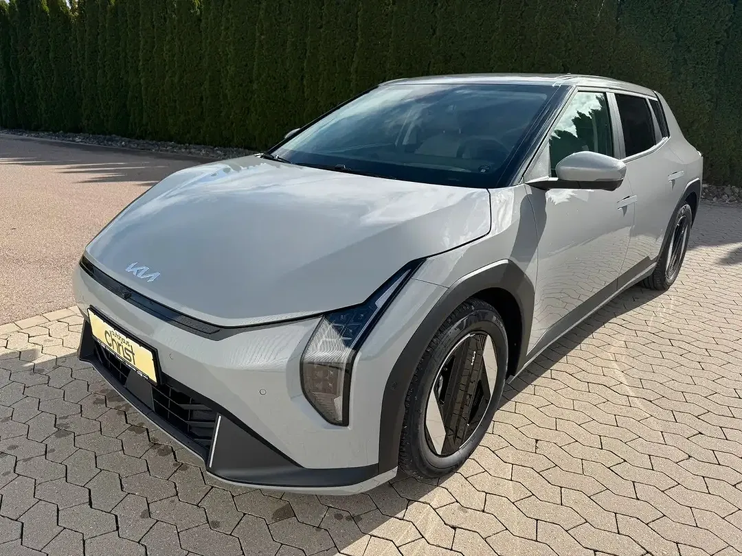 Kia EV4 - Thumbnail 2