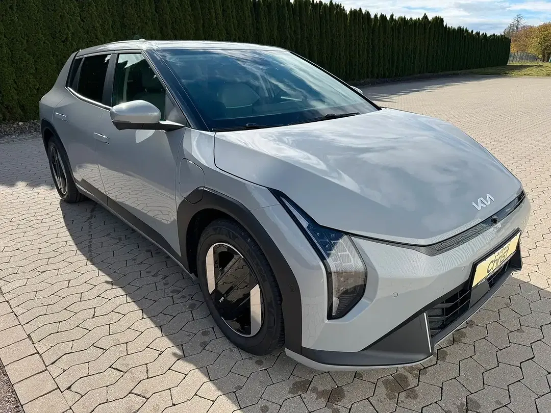 Kia EV4 - Thumbnail 4
