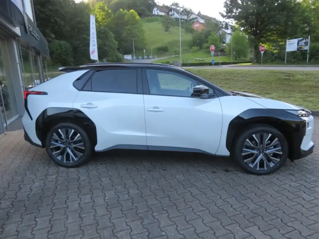 Subaru Solterra - Thumbnail 4