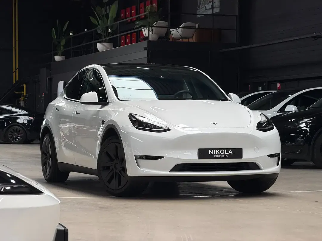 Tesla Model Y - Thumbnail 1
