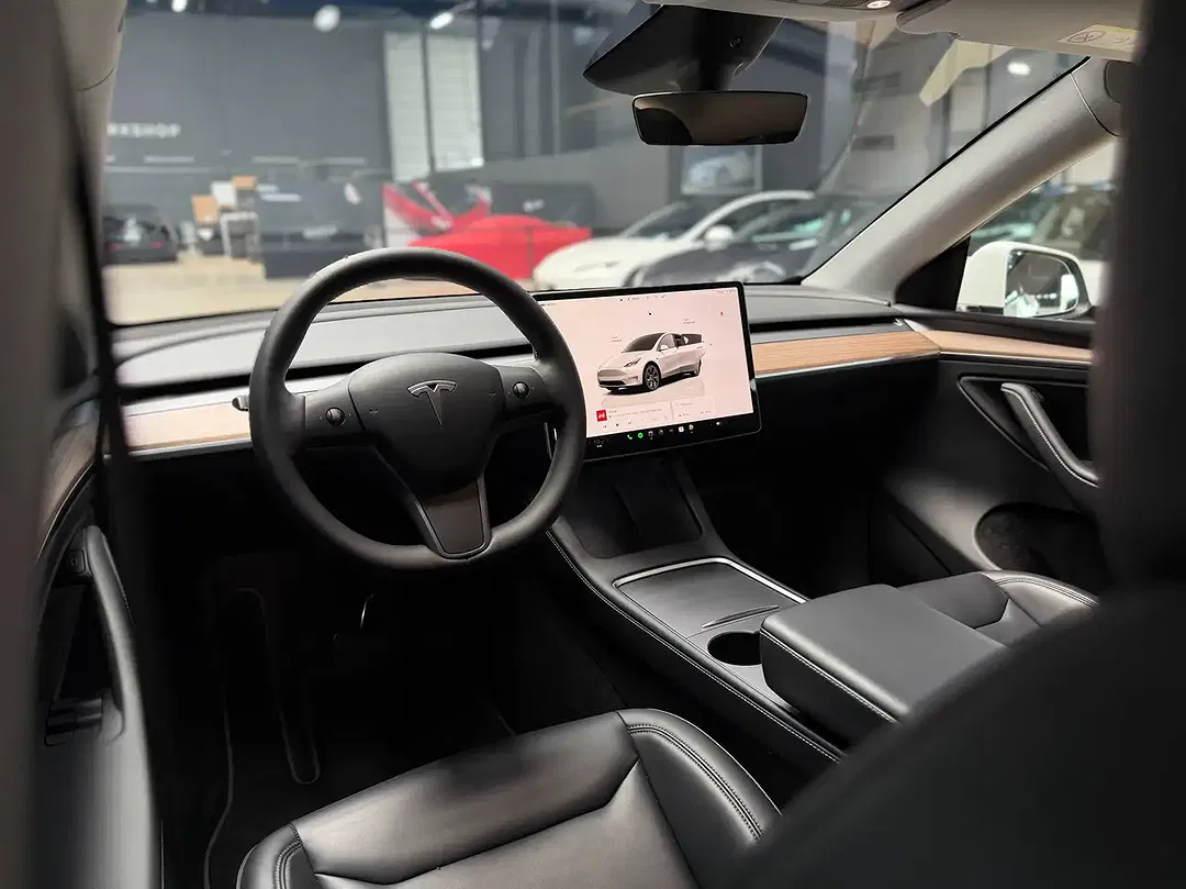 Tesla Model Y - Thumbnail 15