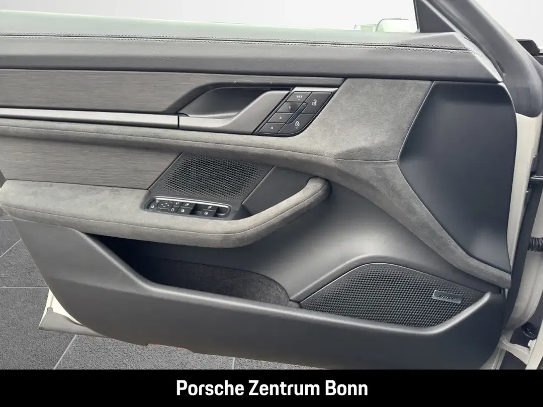 Porsche Taycan - Thumbnail 12