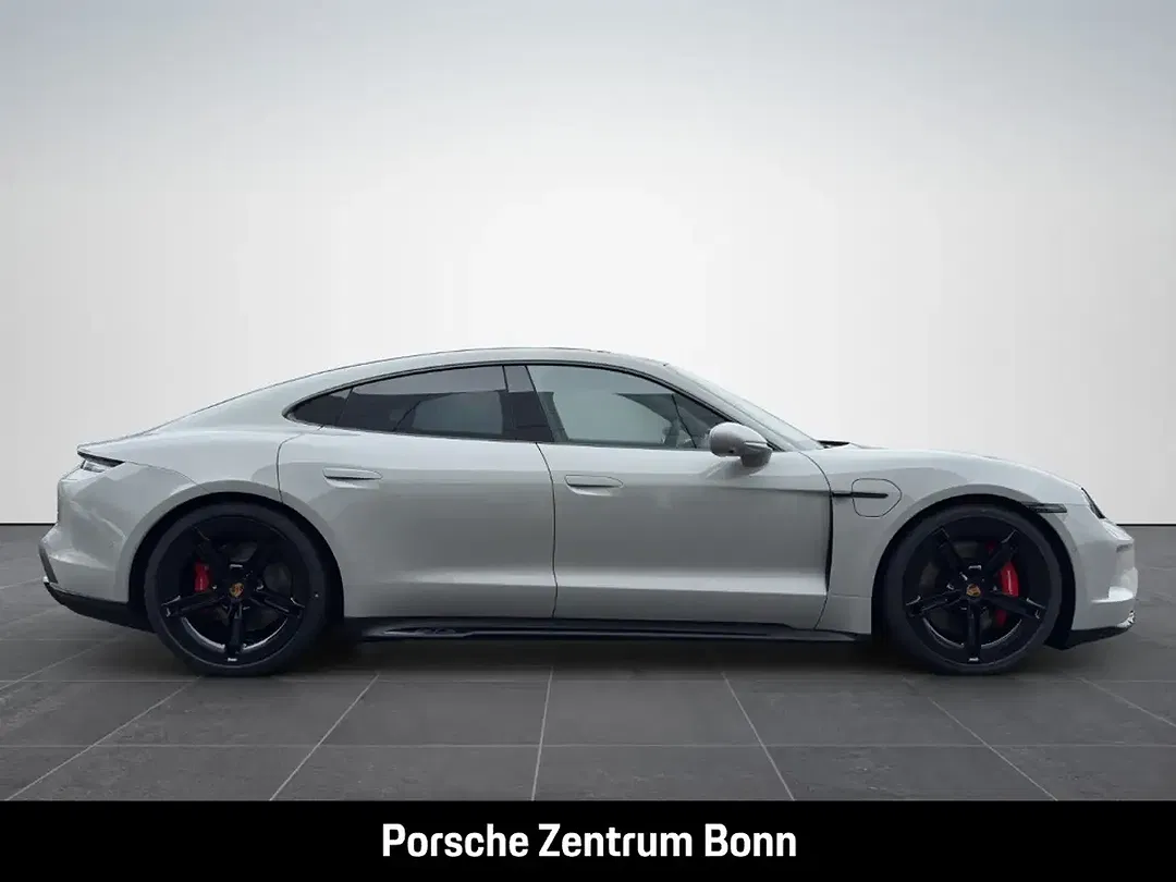Porsche Taycan - Thumbnail 4