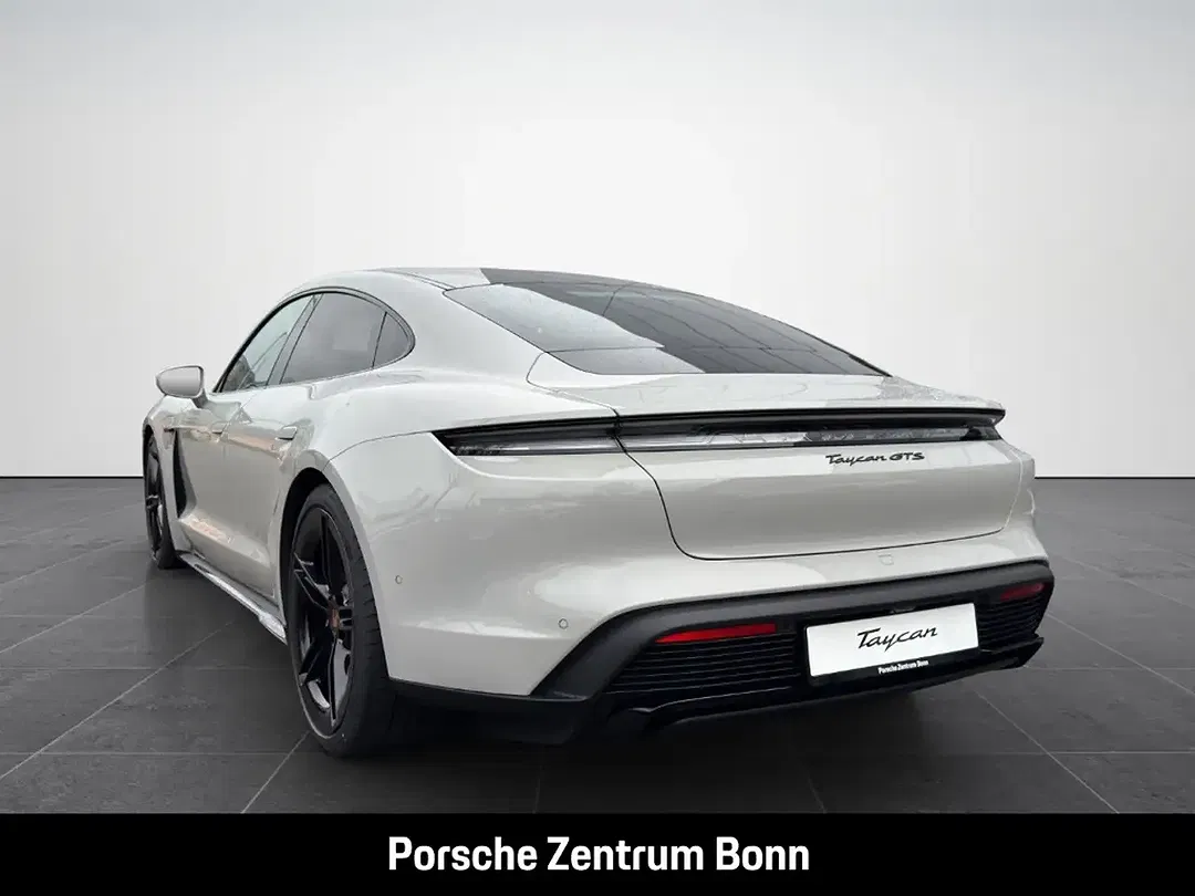 Porsche Taycan - Thumbnail 7