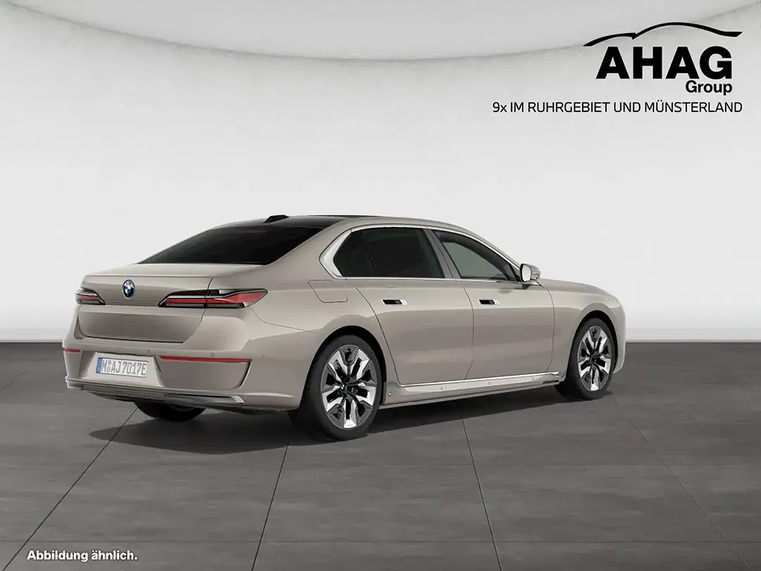 BMW i7 - Thumbnail 2