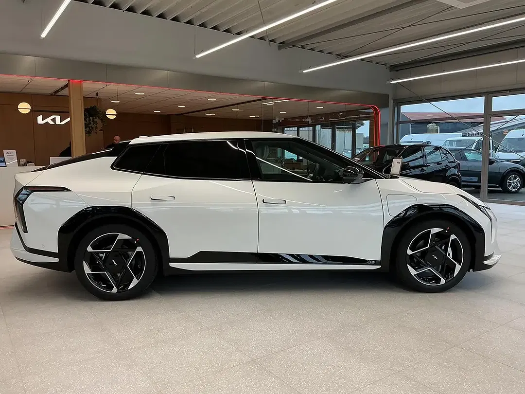 Kia EV4 - Thumbnail 2