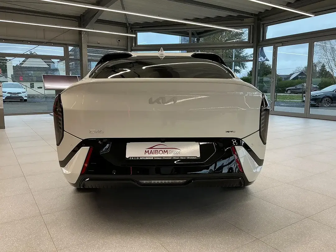 Kia EV4 - Thumbnail 4