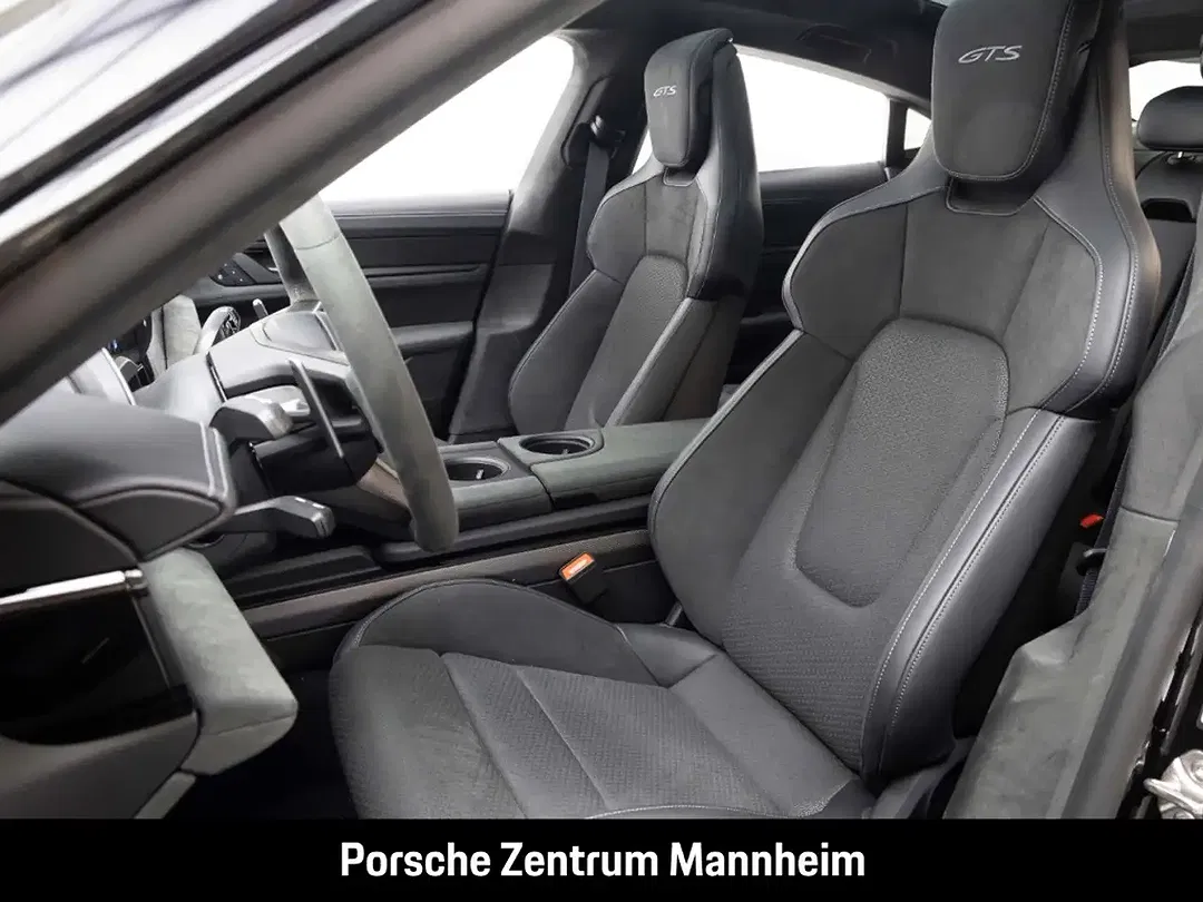 Porsche Taycan - Thumbnail 5
