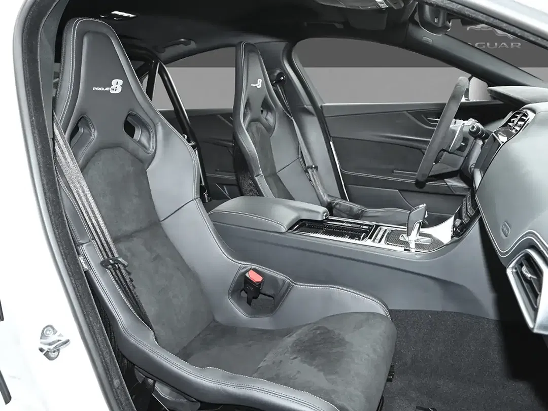 Jaguar XE - Thumbnail 3