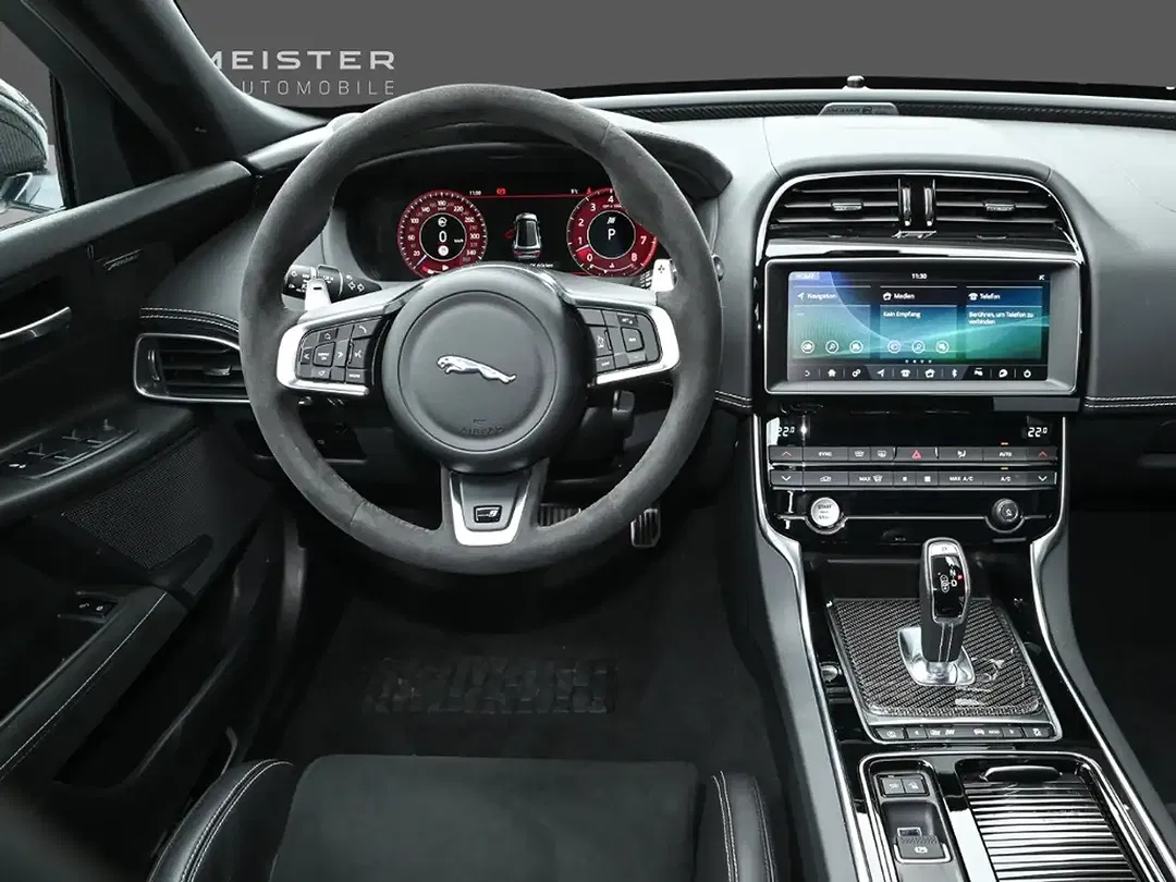 Jaguar XE - Thumbnail 4
