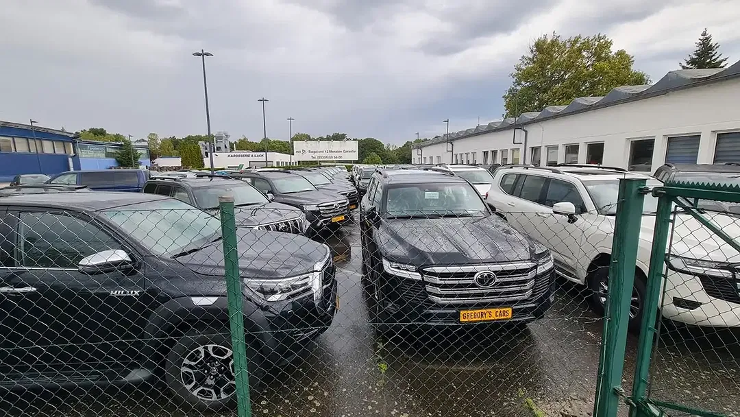 Toyota Land Cruiser - Thumbnail 3