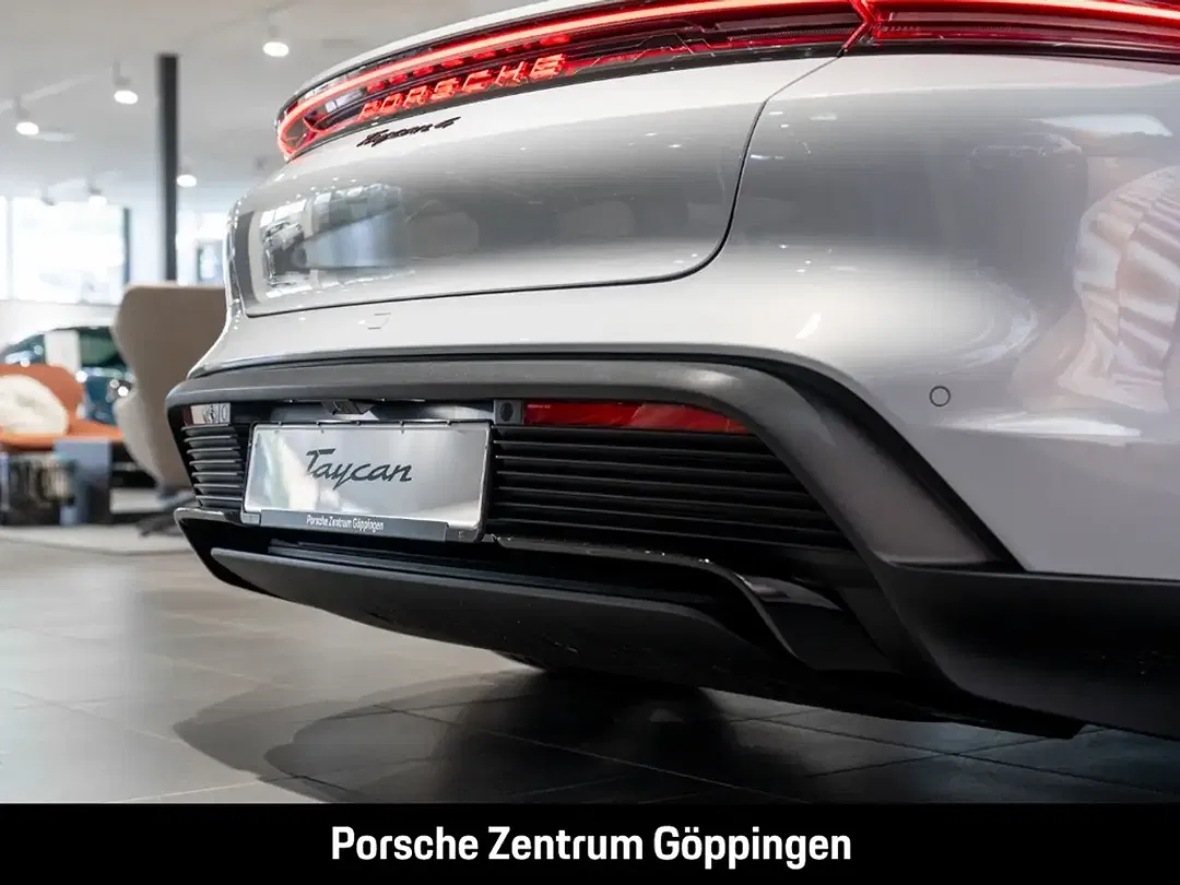 Porsche Taycan - Thumbnail 12