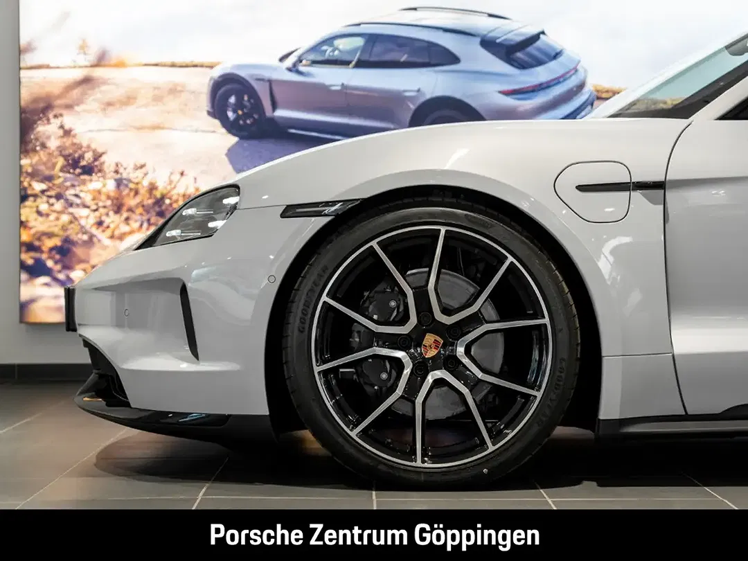 Porsche Taycan - Thumbnail 9